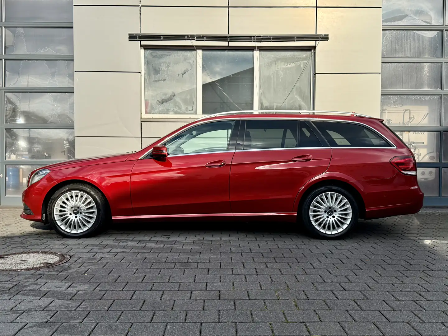 Mercedes-Benz E 350 BlueTec 4Matic Speedtronic/Navi/Park A /Standheiz. Rot - 2