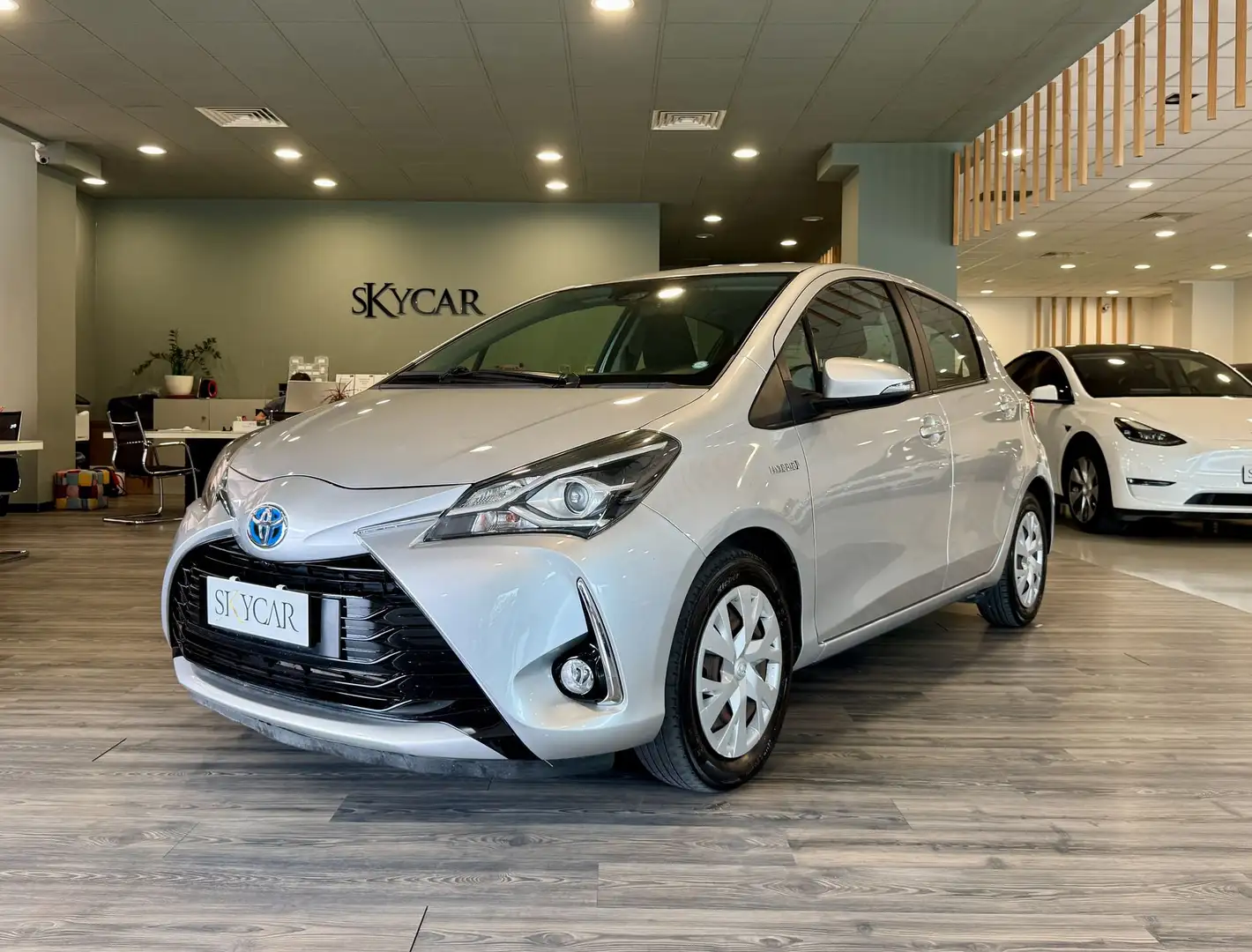 Toyota Yaris 1.5 Hybrid 5 porte Active Iva Esposta Argento - 1