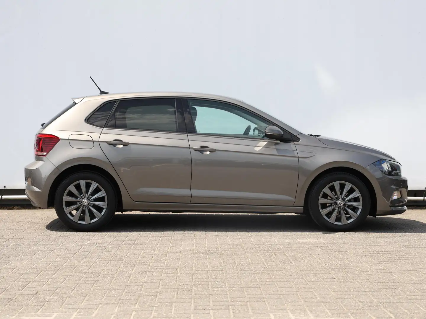 Volkswagen Polo 1.0 TSI Highline 95 pk | Parkeersensoren | Climate Grijs - 2
