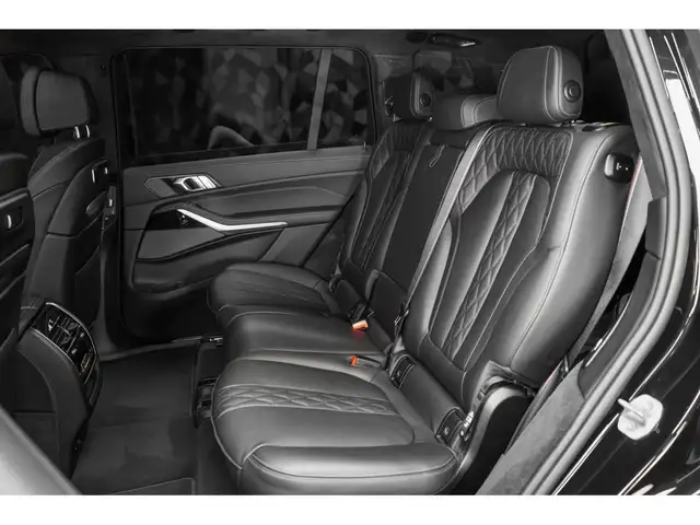 BMW X7 view 11