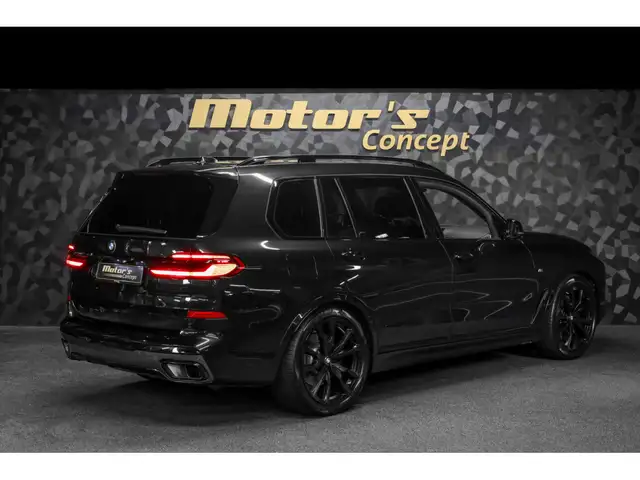 BMW X7 view 3