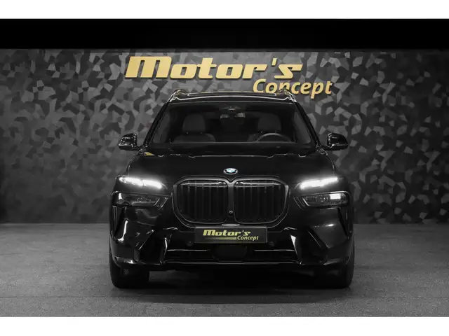 BMW X7 view 4
