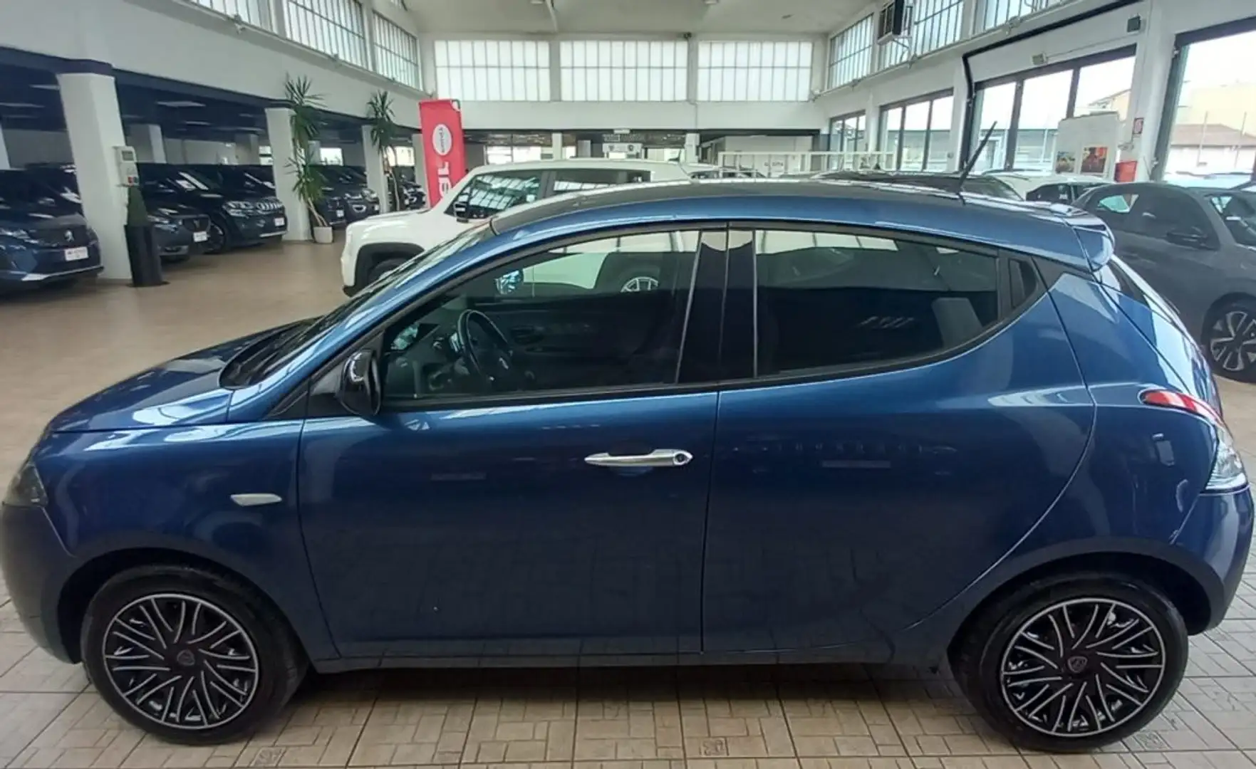 Lancia Ypsilon 1.0 FireFly 5 porte S&S Hybrid GOLD Azul - 2