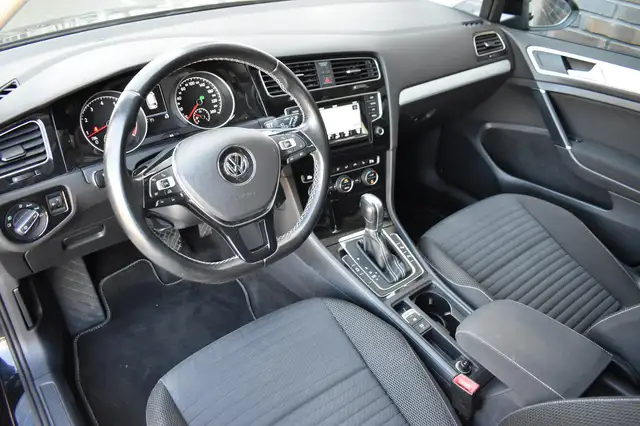 Volkswagen Golf view 4