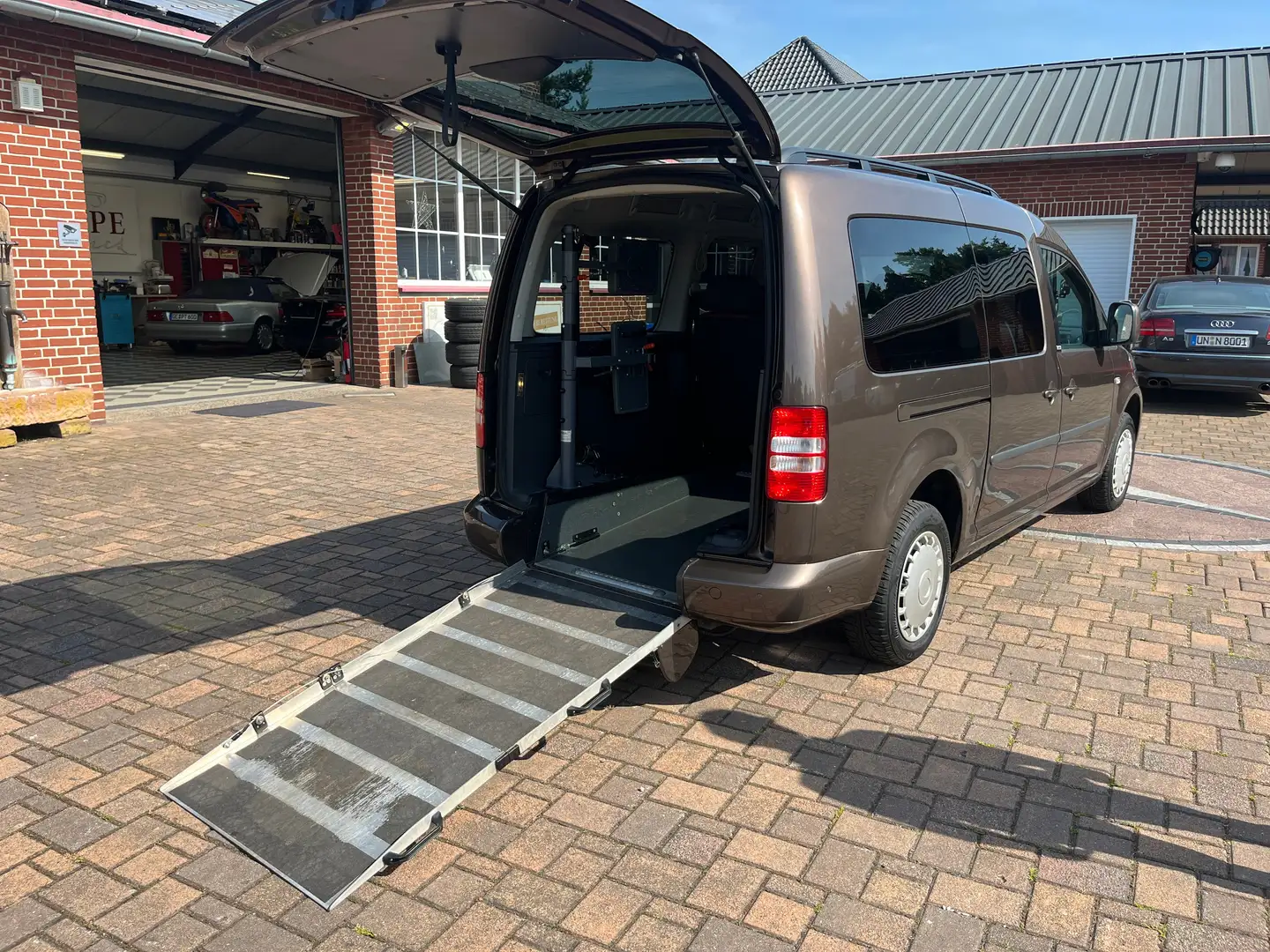Volkswagen Caddy Maxi BEHINDERTENGERECHT ROLLIRAMPE JAKO-O Edition Marrone - 1