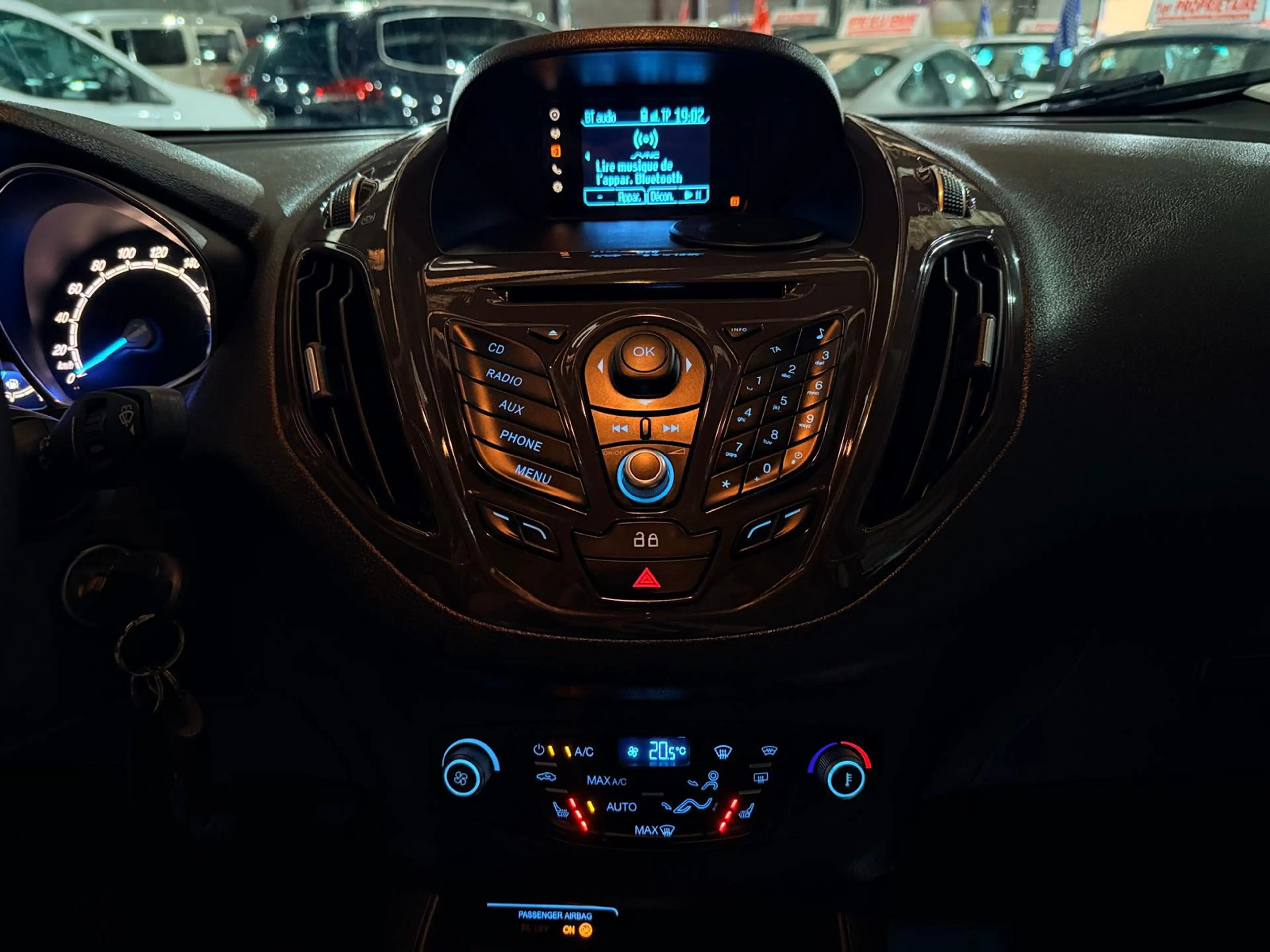 Ford Tourneo Courier 1.5 TDCi 5Places Airco Sieges chauffants Bluetooth — photo 13