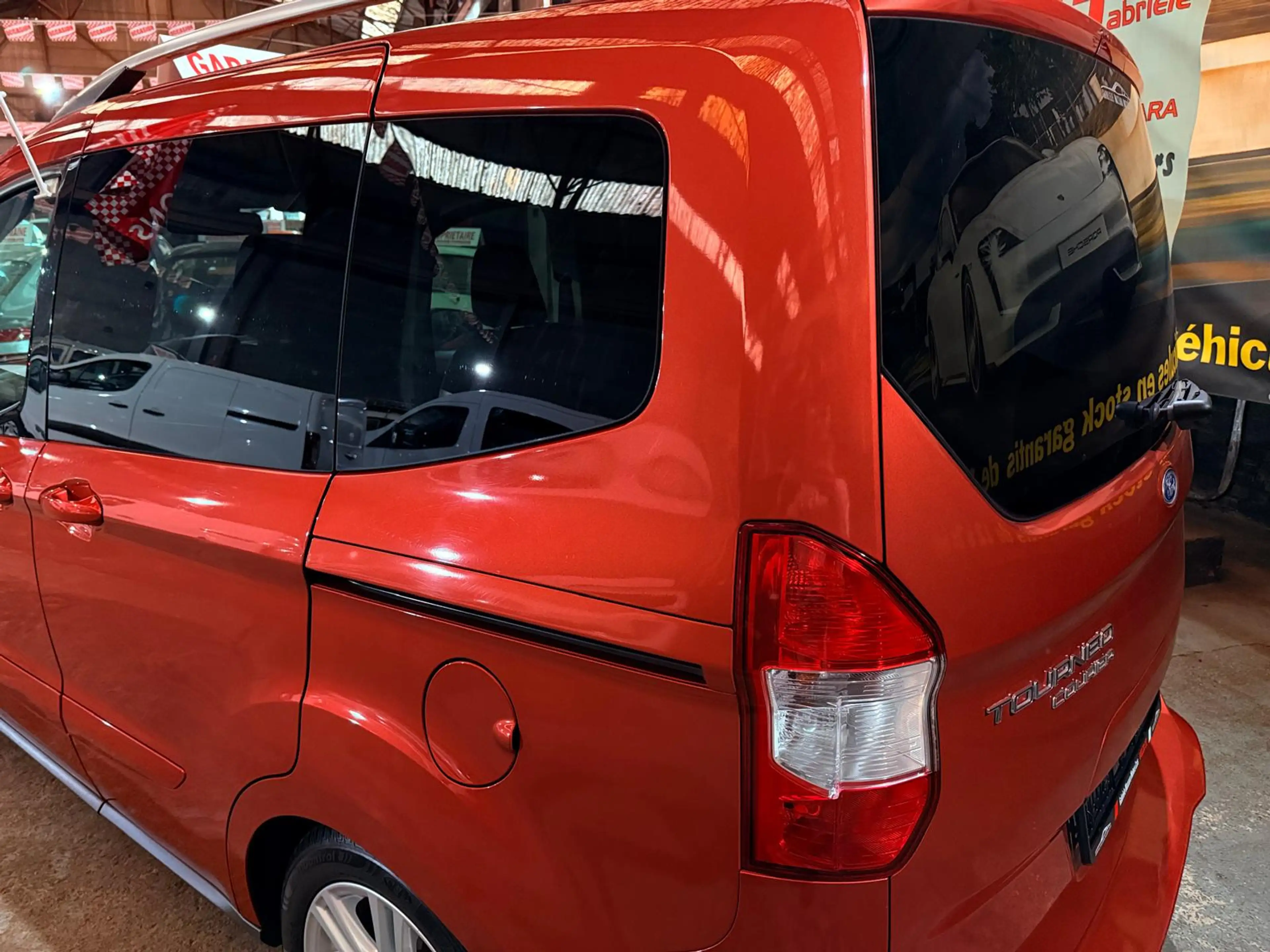 Ford Tourneo Courier 1.5 TDCi 5Places Airco Sieges chauffants Bluetooth — photo 9