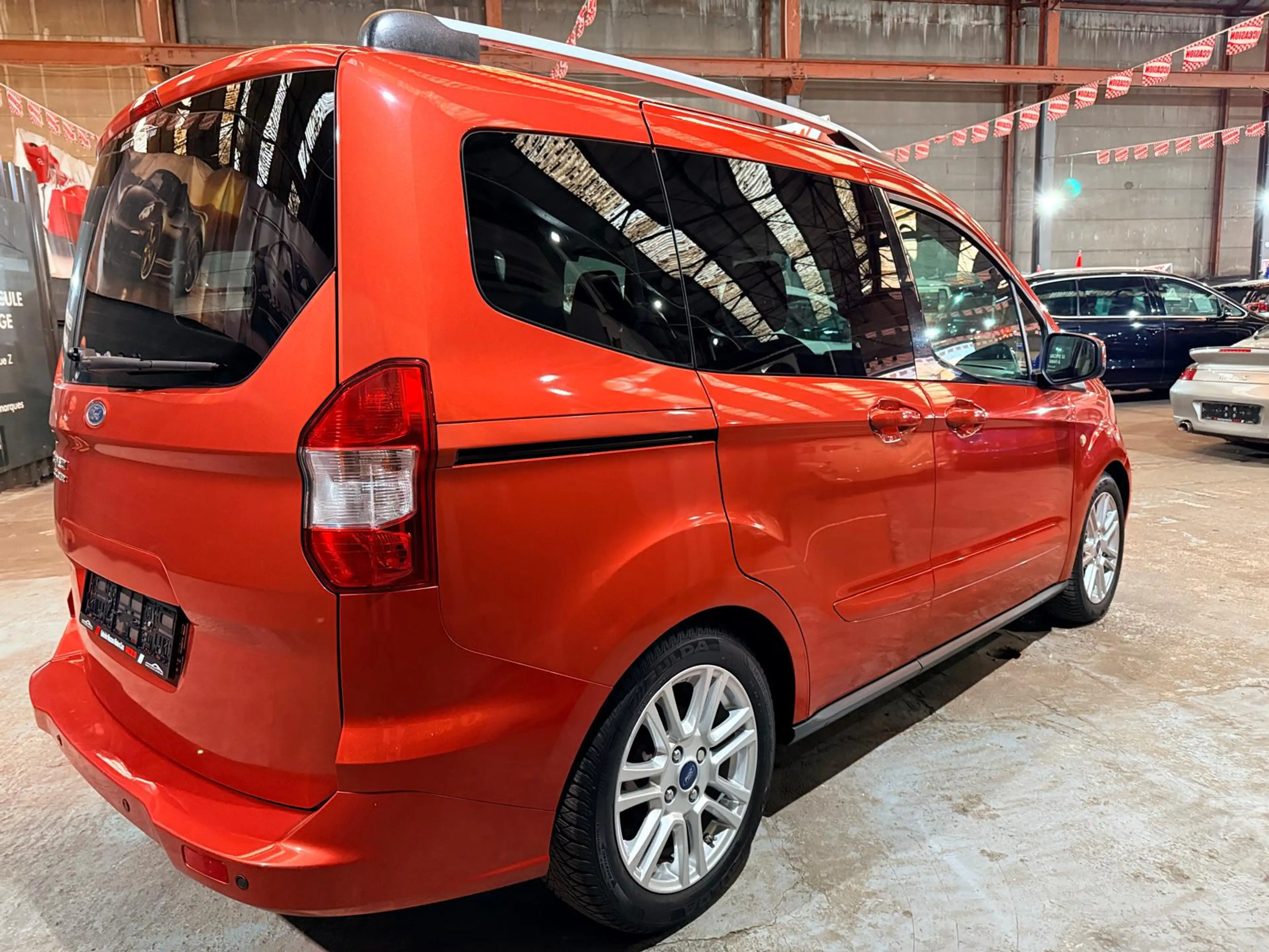 Ford Tourneo Courier 1.5 TDCi 5Places Airco Sieges chauffants Bluetooth — photo 5