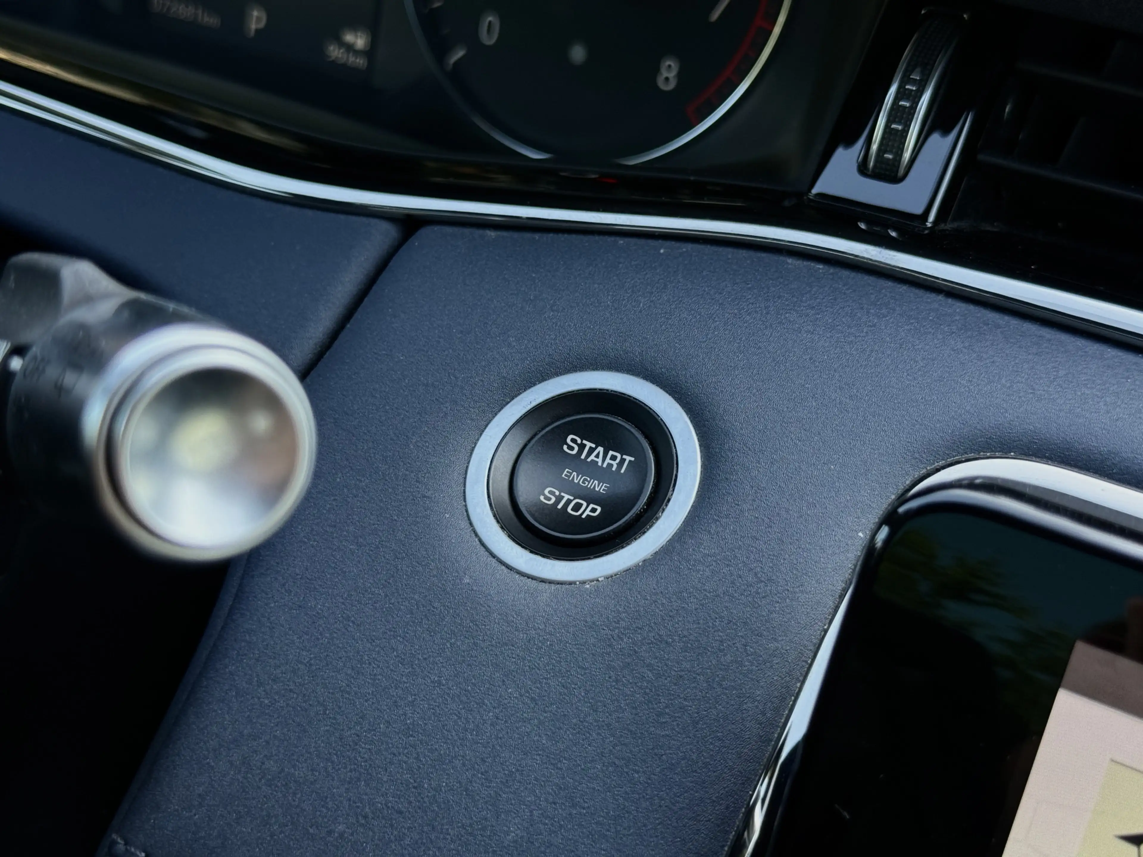 Land Rover Range Rover Evoque 2.0 P200 AWD R-Dynamic S Pano — photo 21