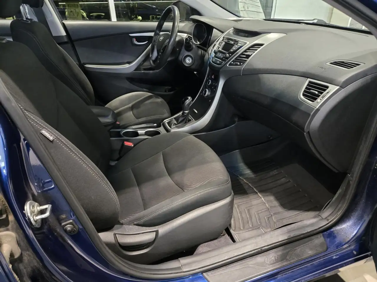 Hyundai ELANTRA photo Hyundai ELANTRA