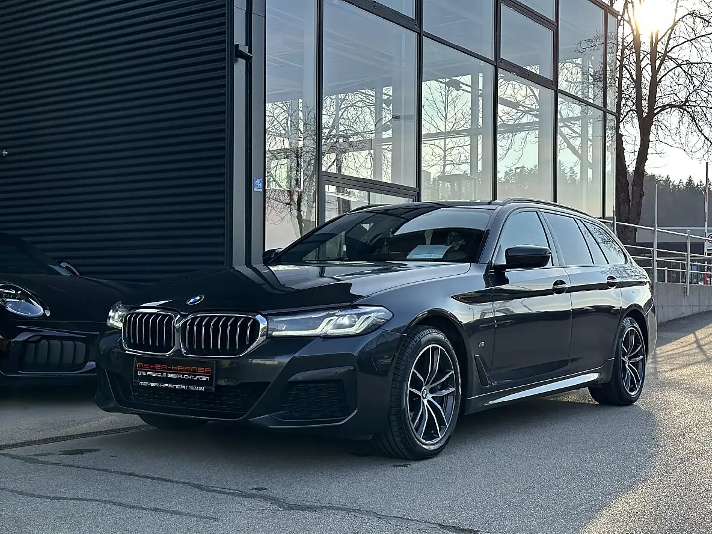 BMW 540 d Touring xDrive M-Paket Aut. / Pano / Massage ... Grau - 2