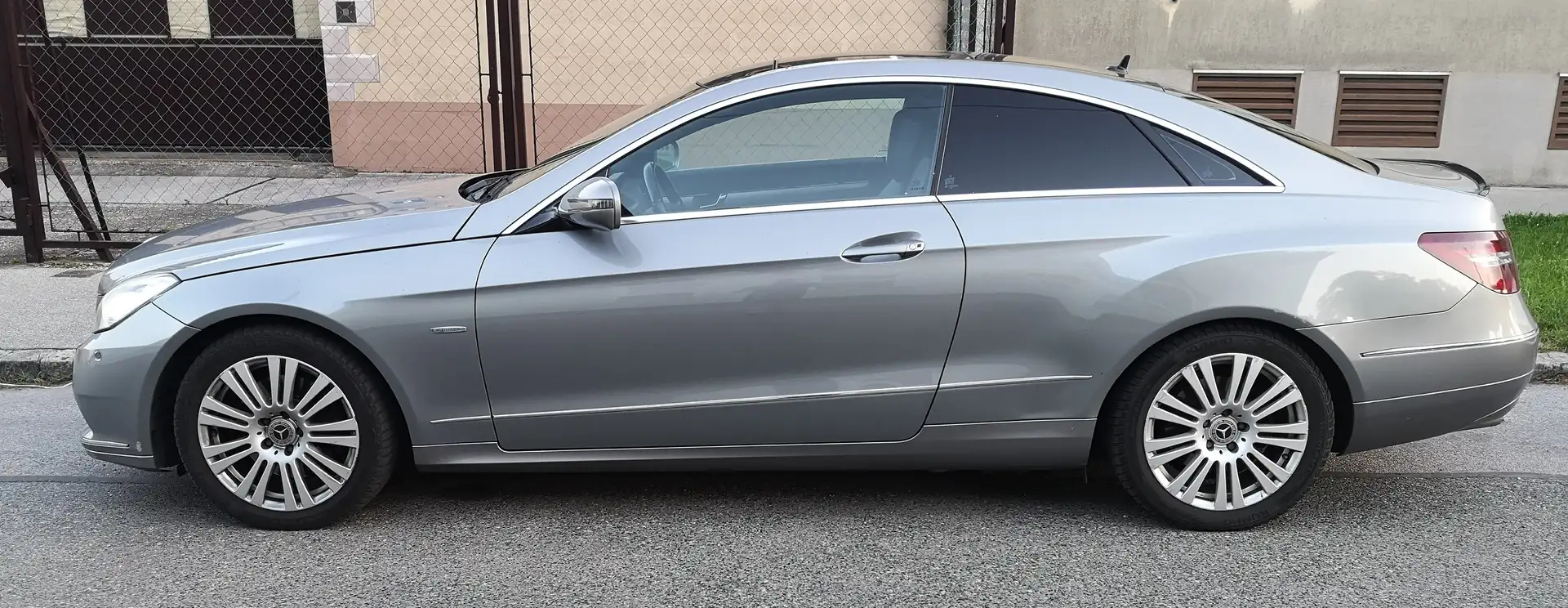 Mercedes-Benz E 250 E 250 BlueEfficiency CDI Srebrny - 1