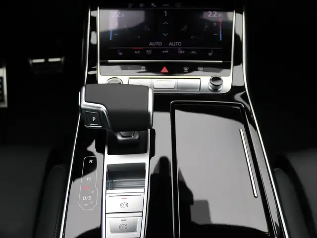 Audi Q8 view 10