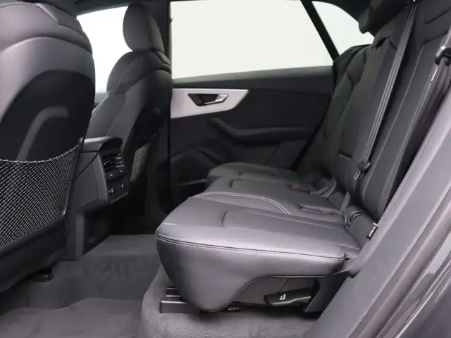 Audi Q8 view 15