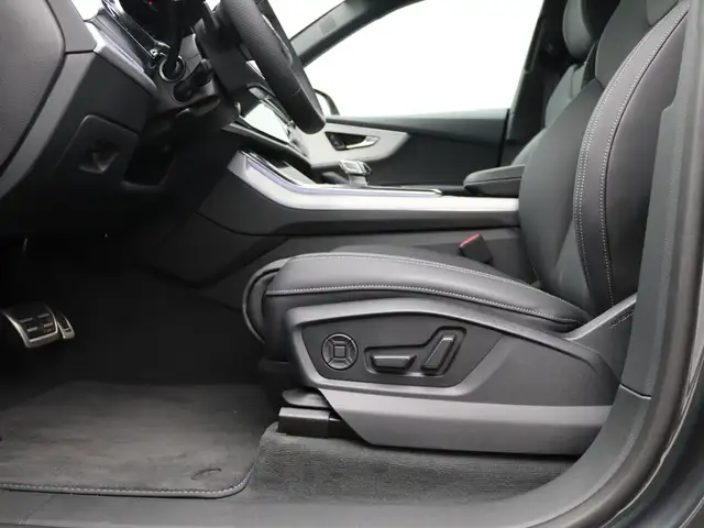 Audi Q8 view 8