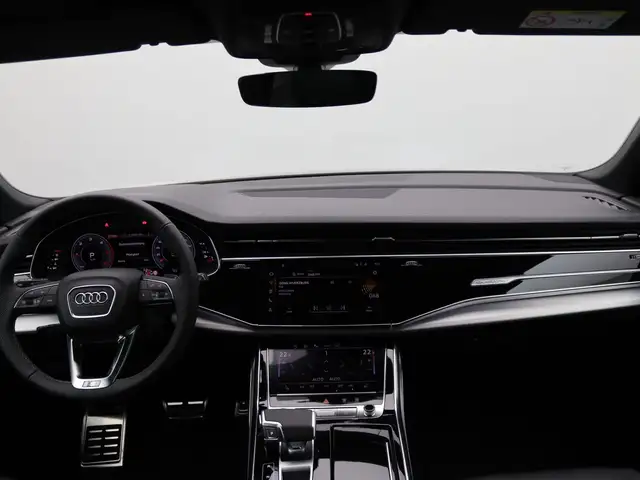 Audi Q8 view 9
