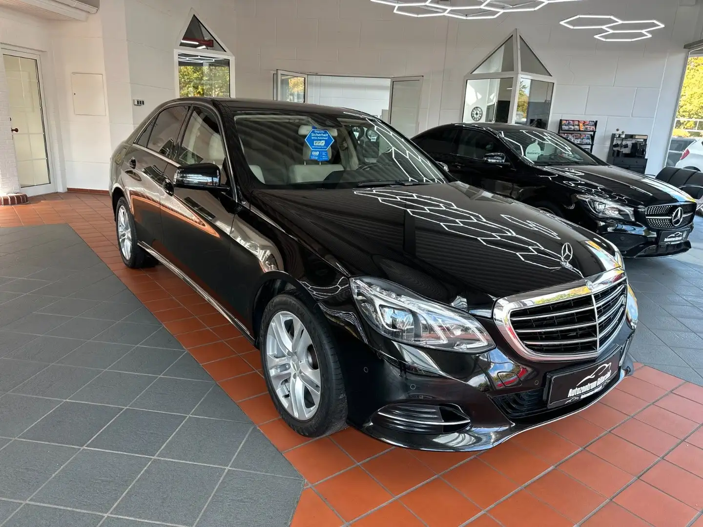 Mercedes-Benz E 220 CDI BlueEfficiency *VOLLEDER/ Garantie* Schwarz - 2