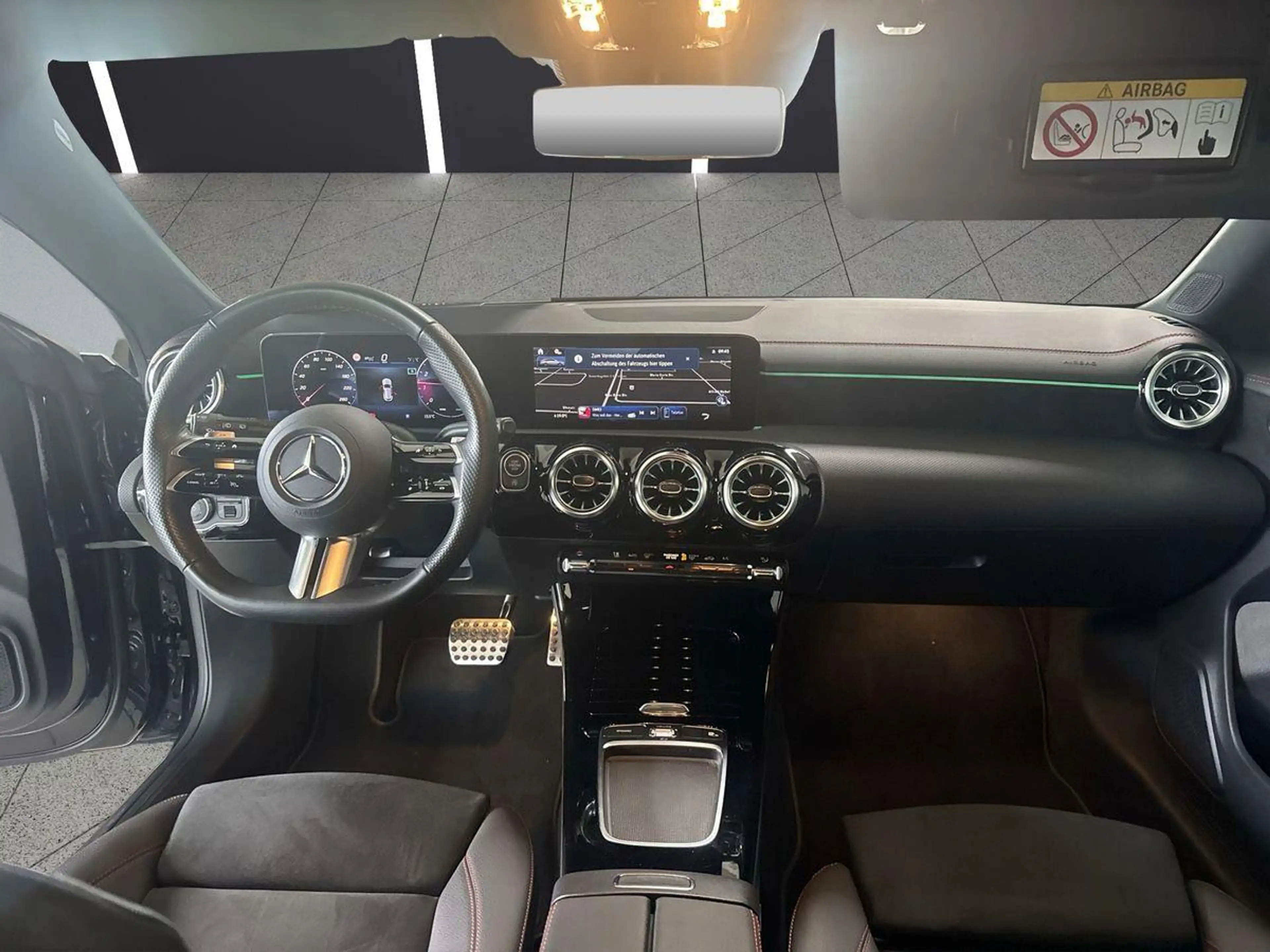 Mercedes-Benz CLA 200 AMG Distronic — photo 10