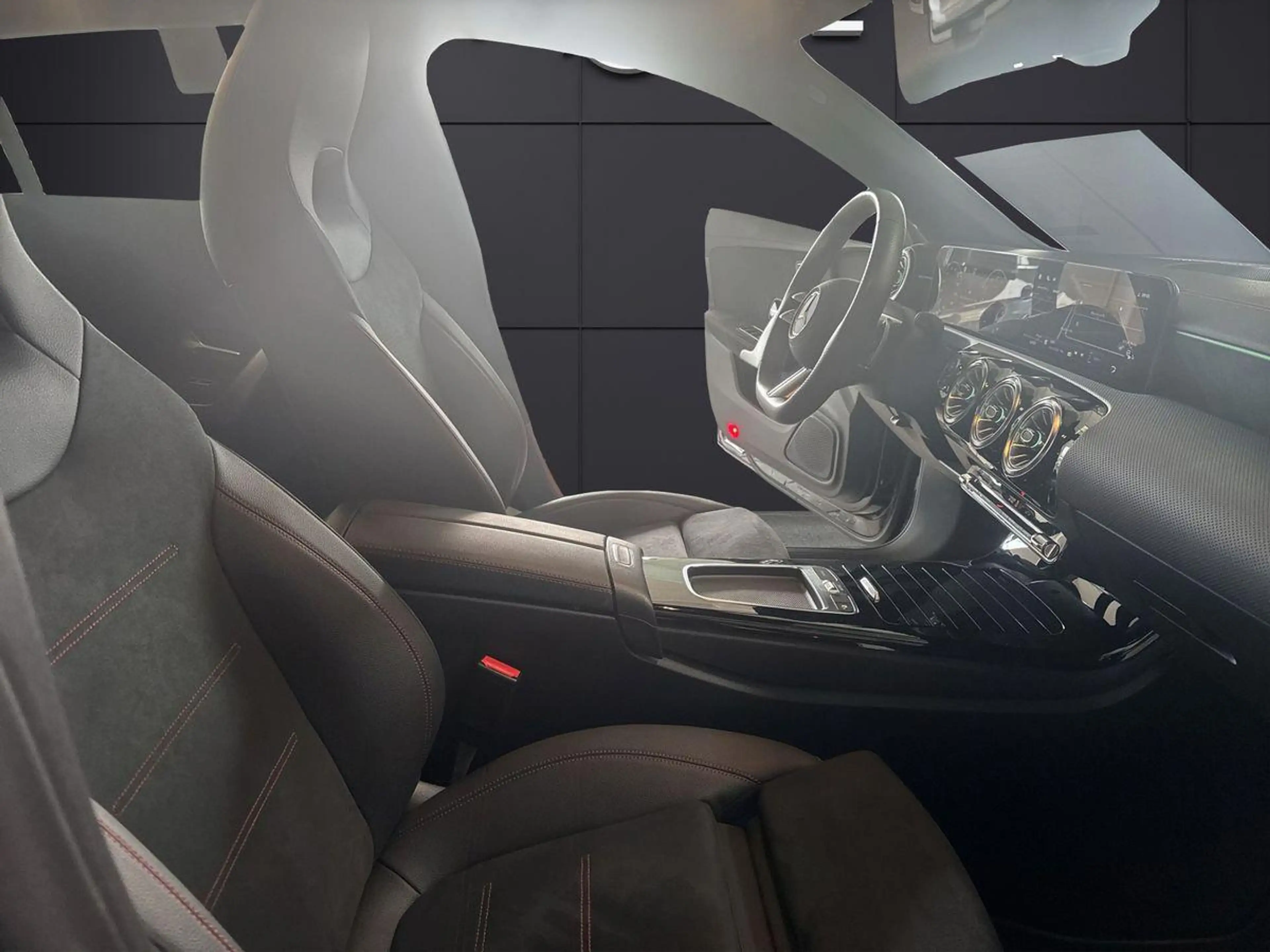 Mercedes-Benz CLA 200 AMG Distronic — photo 14