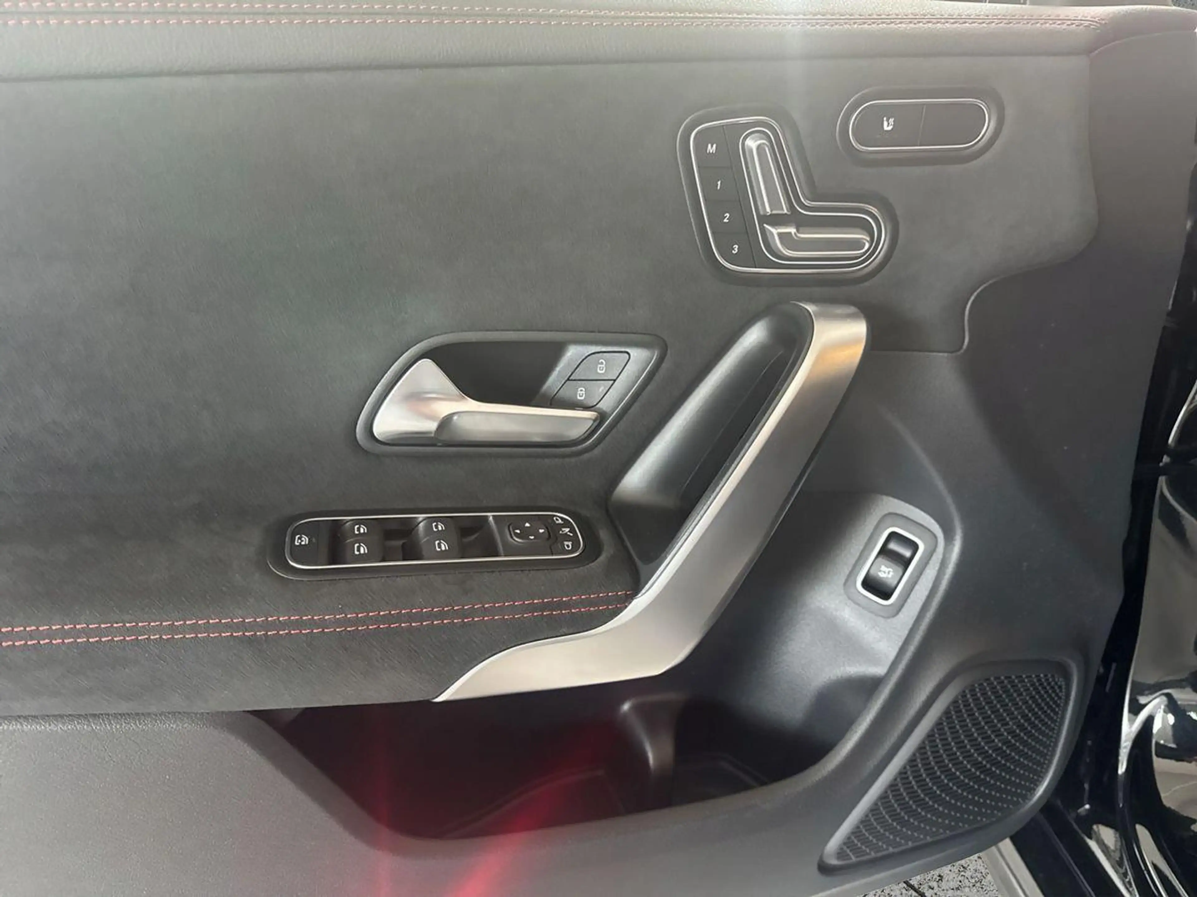 Mercedes-Benz CLA 200 AMG Distronic — photo 11