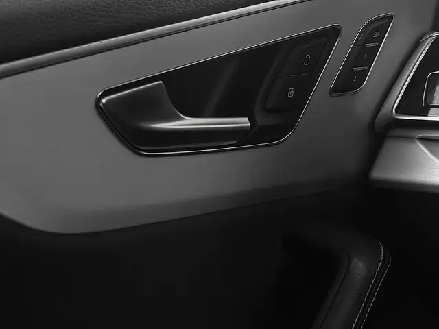 Audi SQ8 view 16