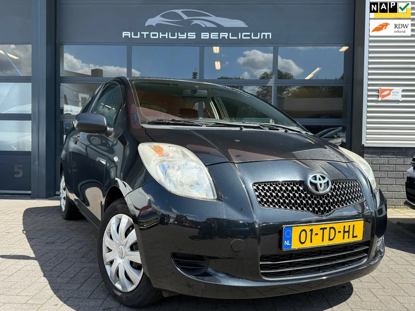 Toyota Yaris 1.3 VVTi Terra|NAP|LAGE KM|Dealer onderhouden! Zwart - 1