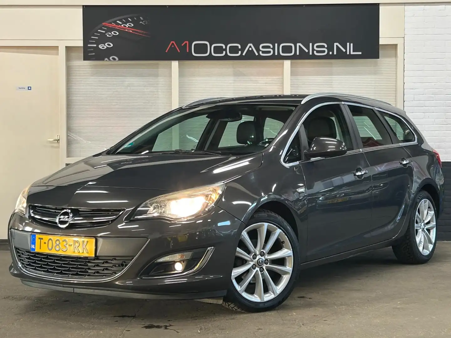 Opel Astra Sports Tourer 1.4 Turbo Cosmo Grijs - 2