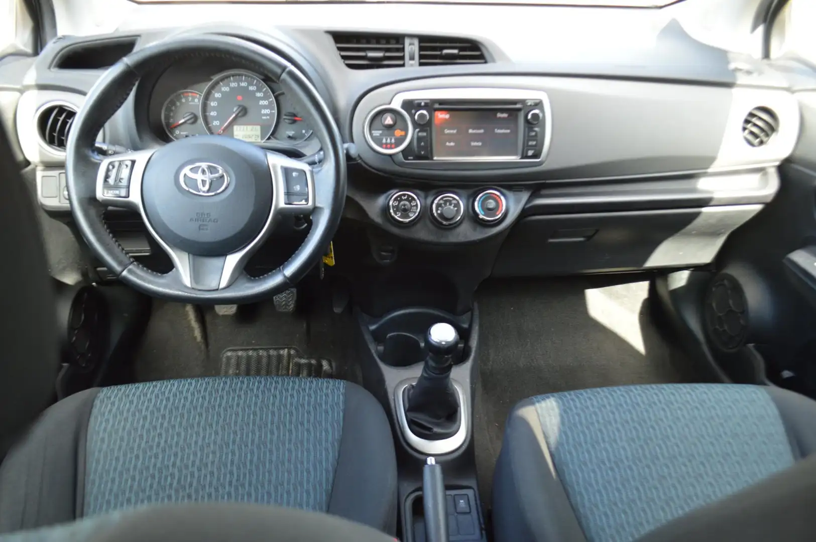 Toyota Yaris 1.0 VVT-i Aspir. Airco Bluetooth All-season Camera Grau - 2