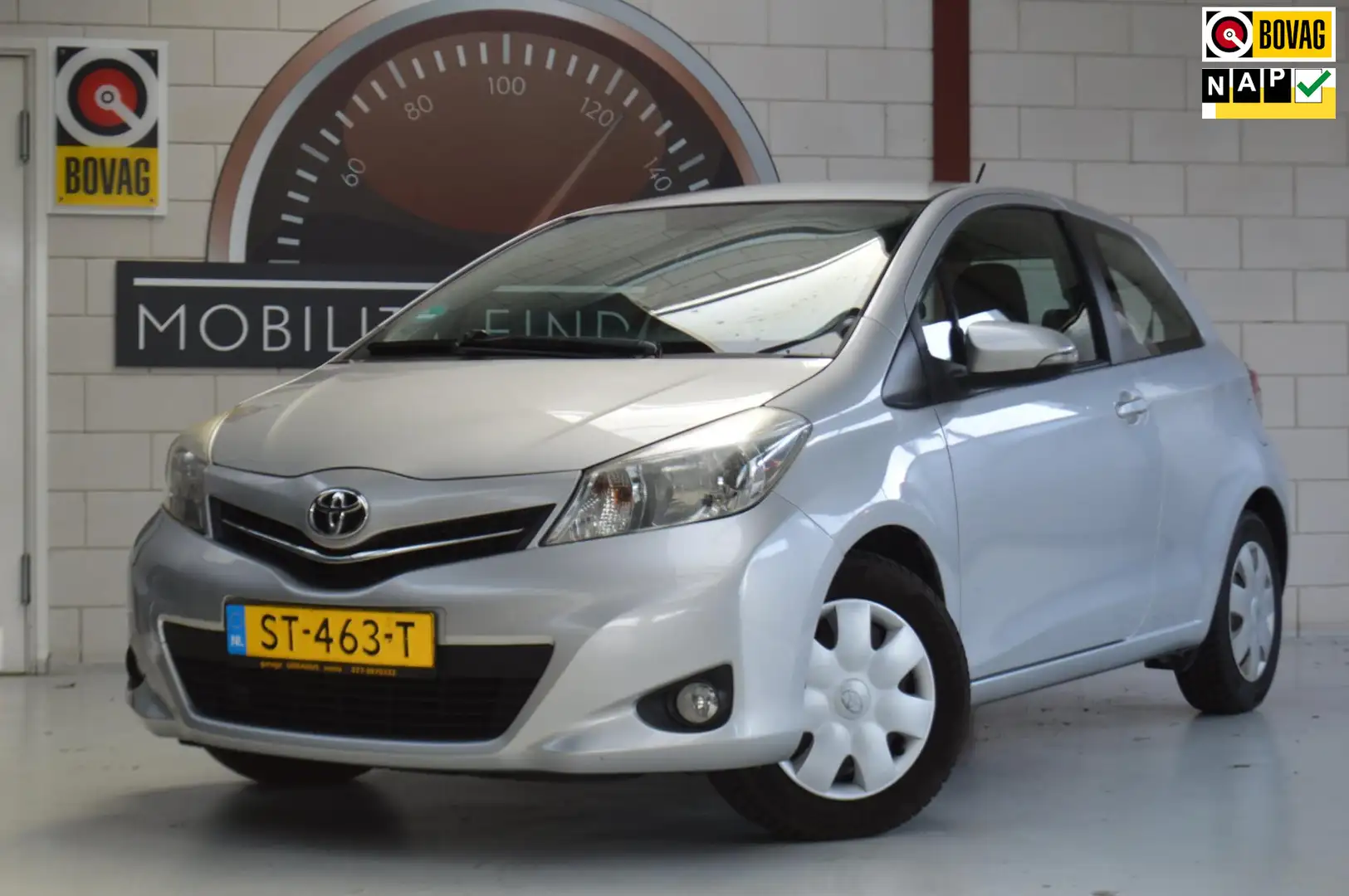 Toyota Yaris 1.0 VVT-i Aspir. Airco Bluetooth All-season Camera Grau - 1