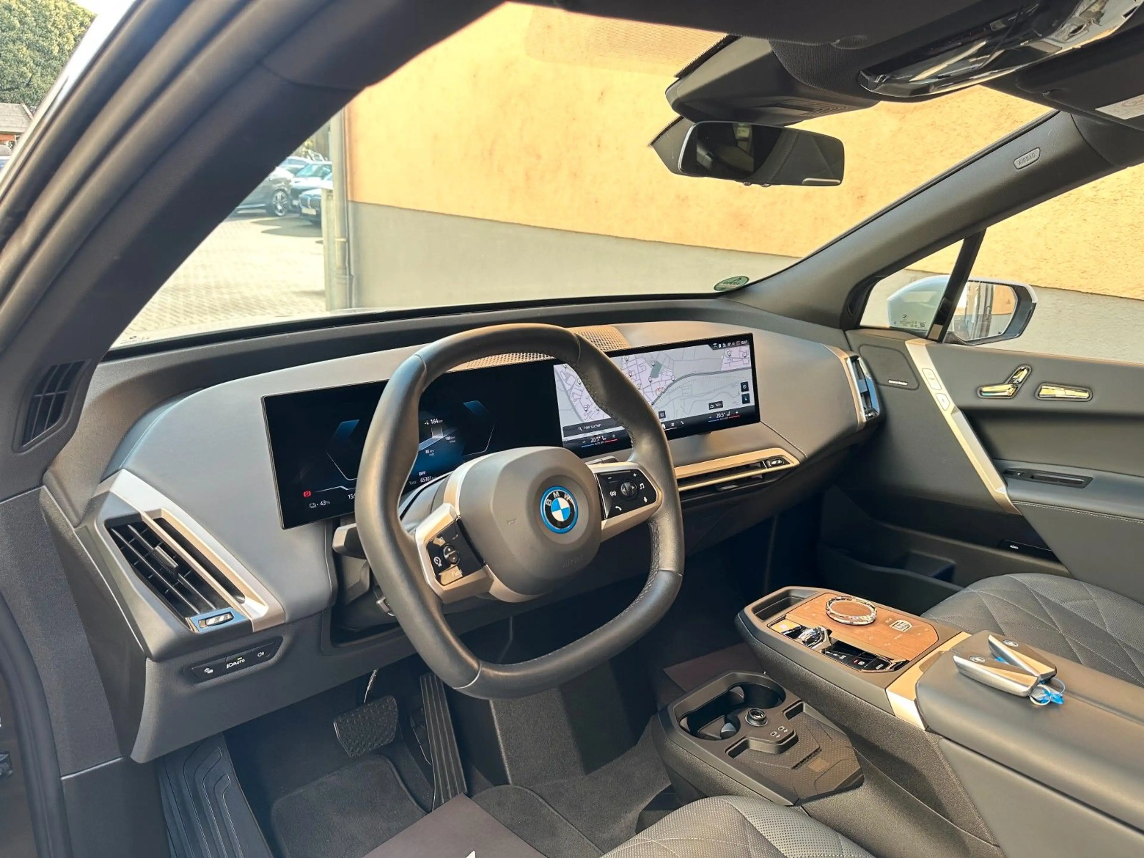 BMW iX xDrive40 M Sport PANO-SKY*AHK*Sitzkl*H&K*360° — photo 2