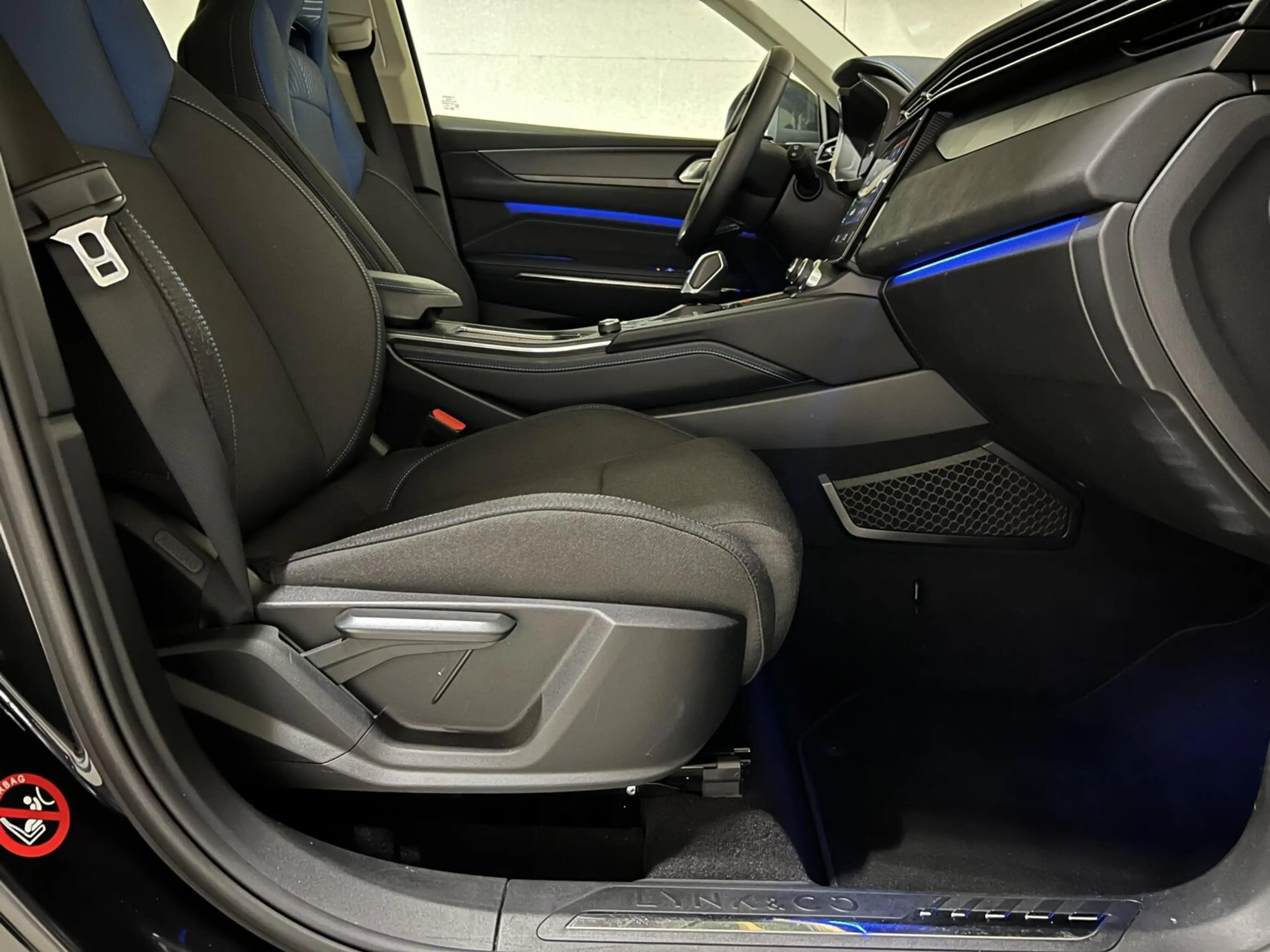 Lynk & Co 01 1.5 Plug-in Black Edition Sfeerver. CarPlay 360° — photo 19