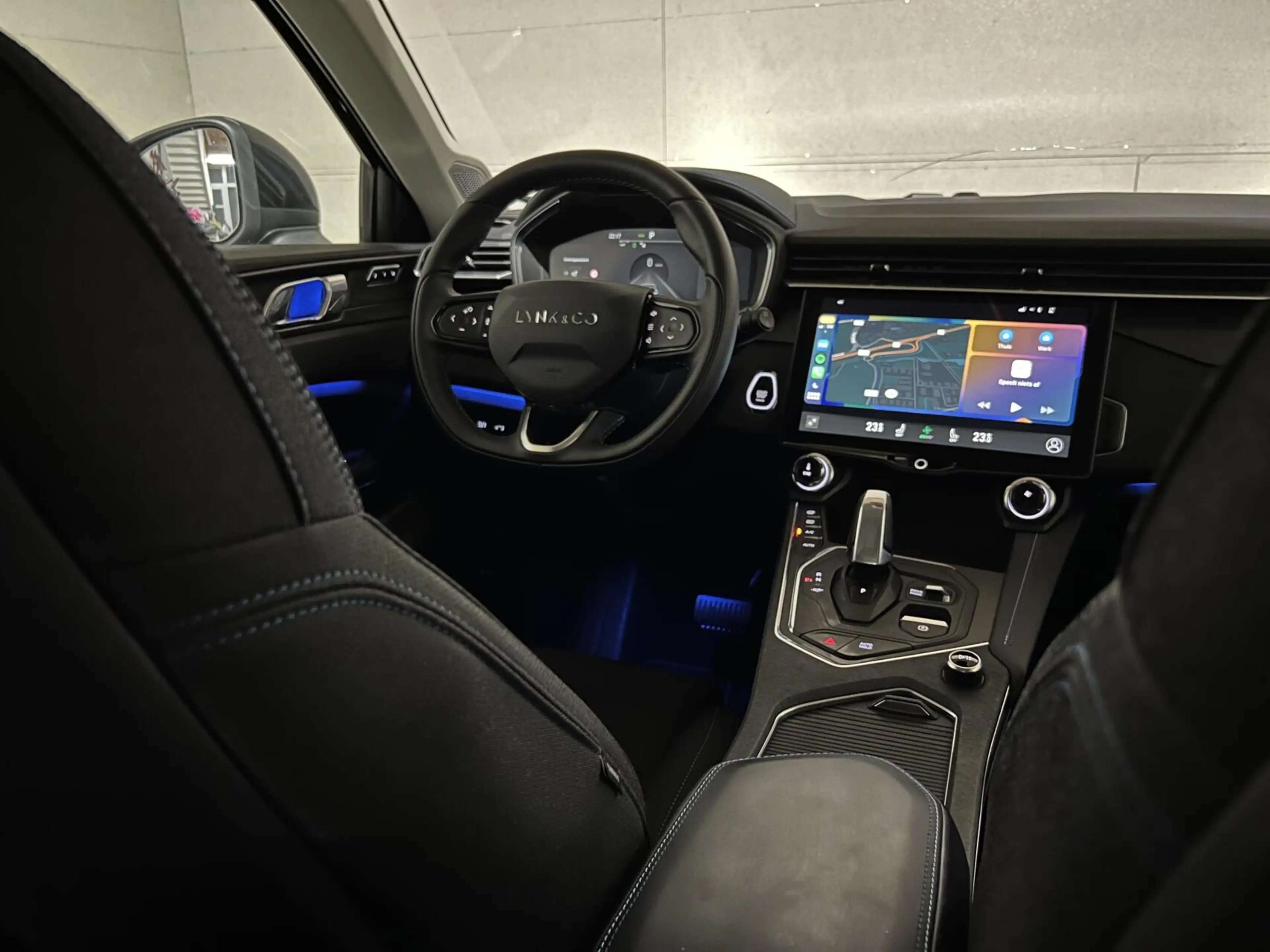 Lynk & Co 01 1.5 Plug-in Black Edition Sfeerver. CarPlay 360° — photo 25