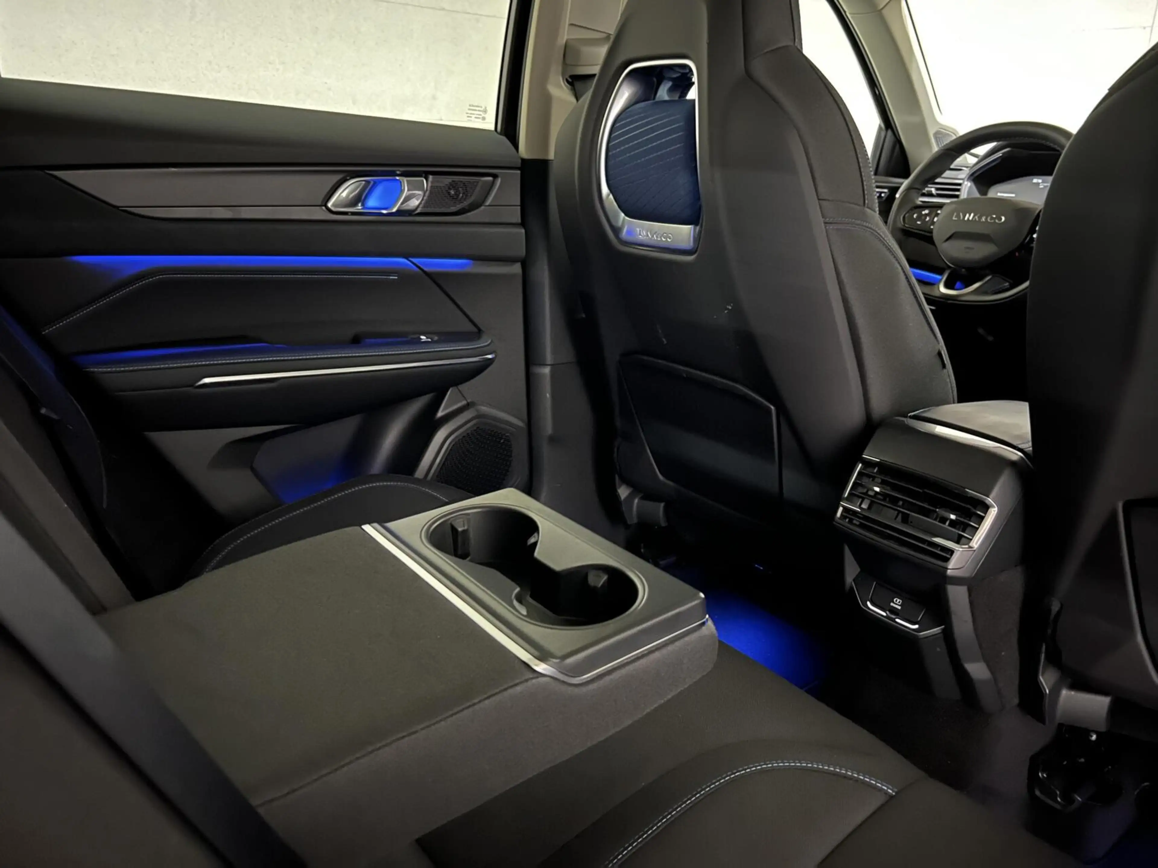 Lynk & Co 01 1.5 Plug-in Black Edition Sfeerver. CarPlay 360° — photo 21