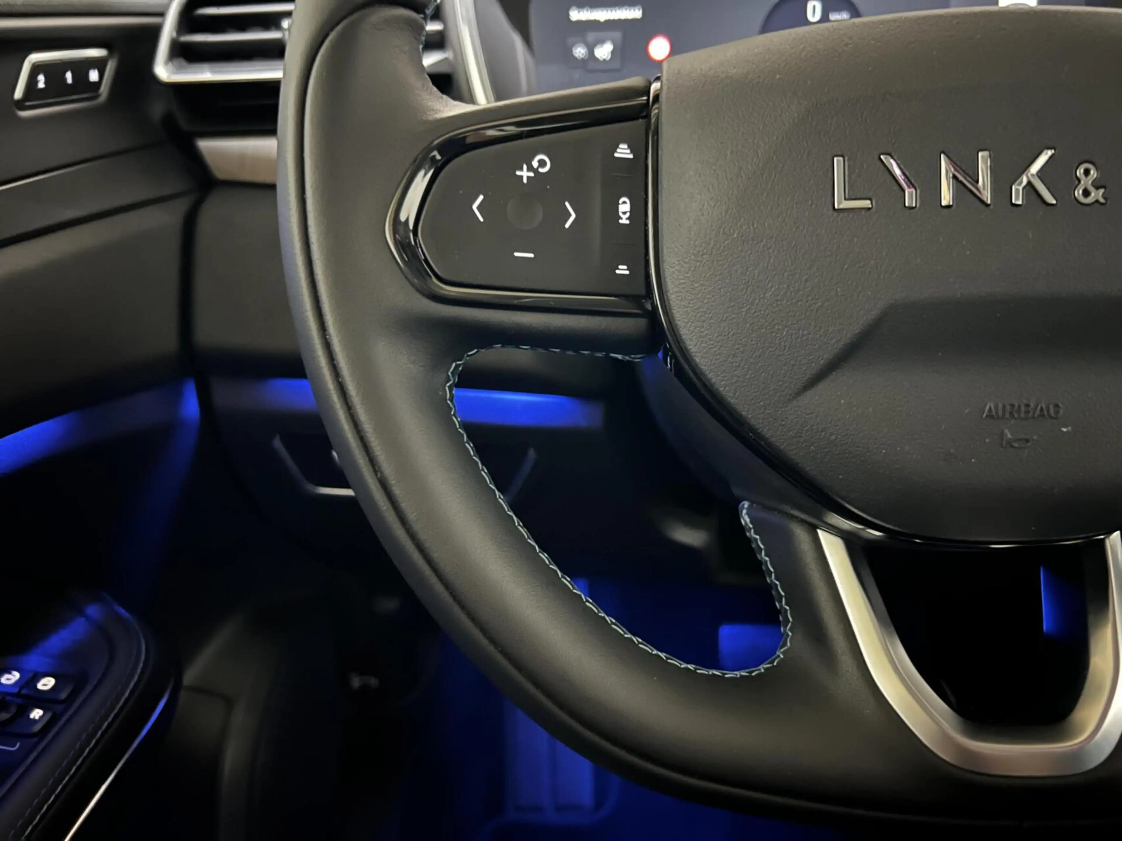 Lynk & Co 01 1.5 Plug-in Black Edition Sfeerver. CarPlay 360° — photo 36