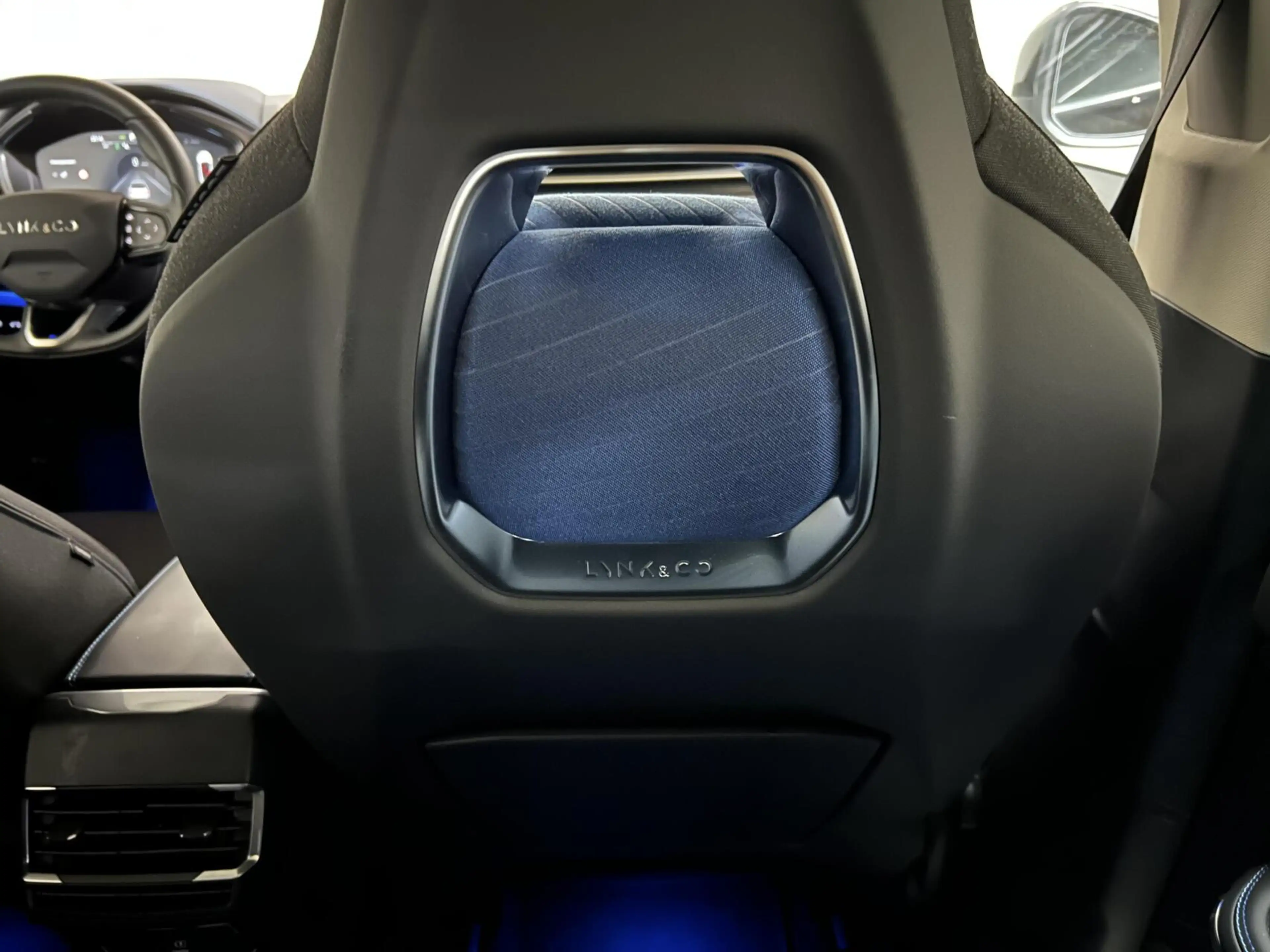 Lynk & Co 01 1.5 Plug-in Black Edition Sfeerver. CarPlay 360° — photo 24