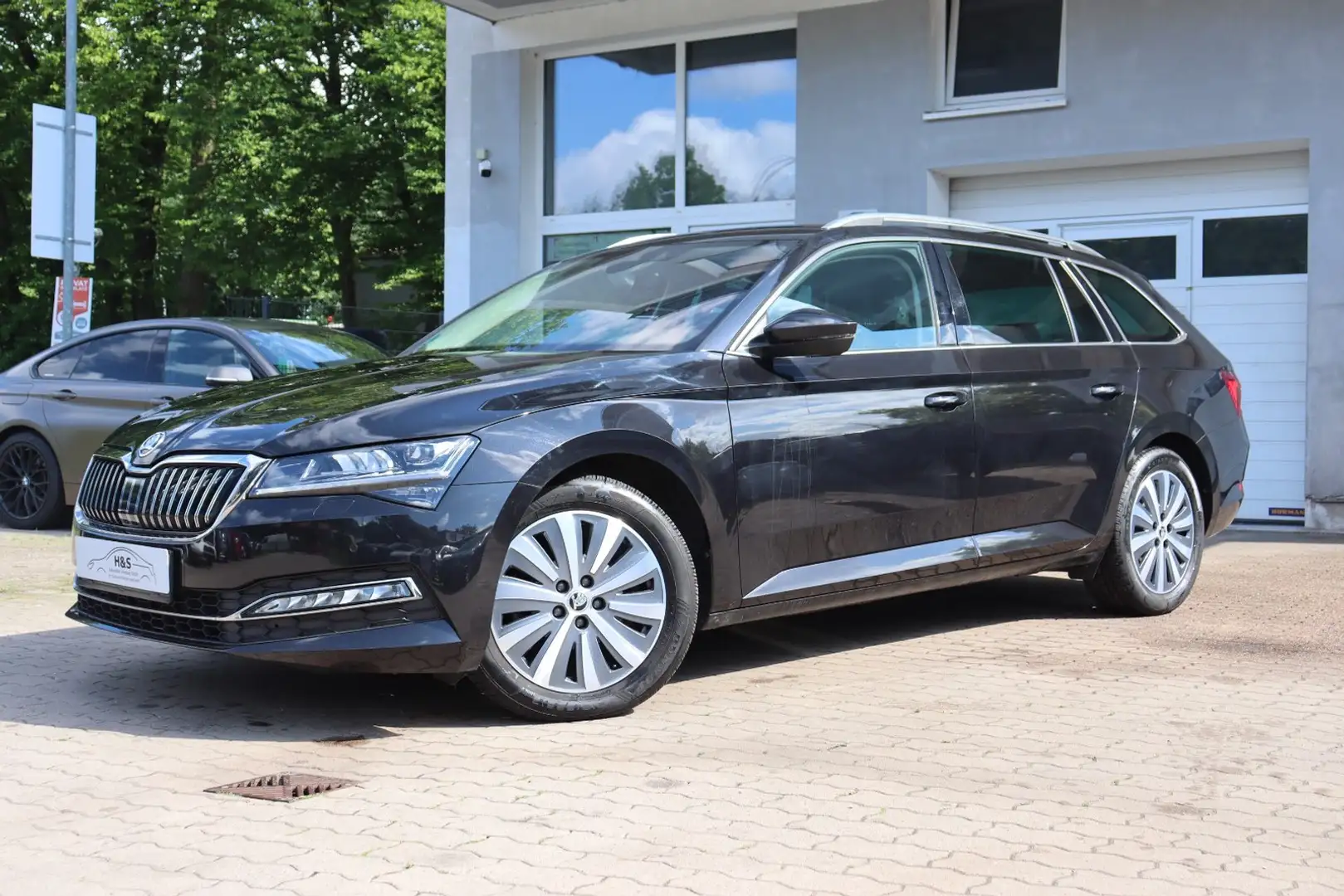 Skoda Superb Combi Premium Edition AHK*Navi*17 ZOLL Schwarz - 2