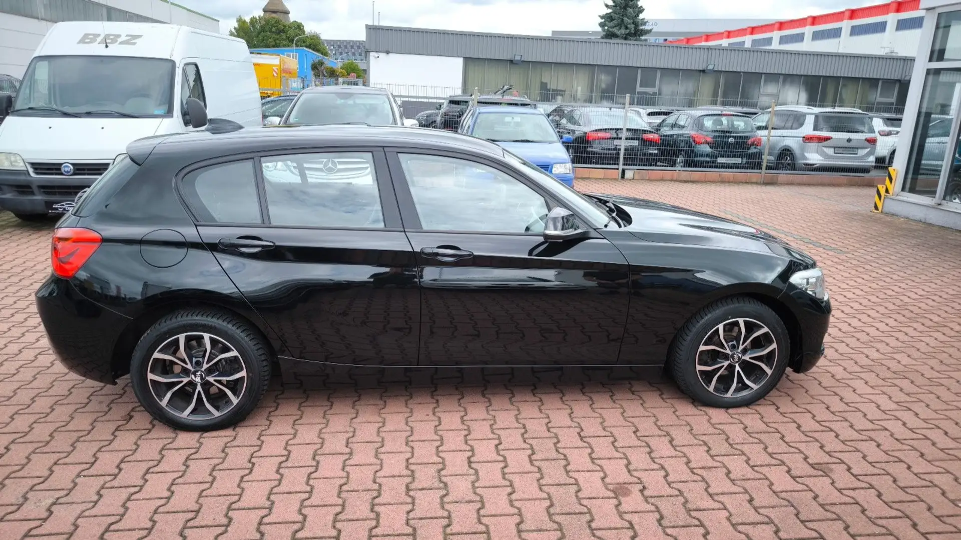 BMW 118 i Lim. 5-trg. Sitzheizung Schwarz - 2