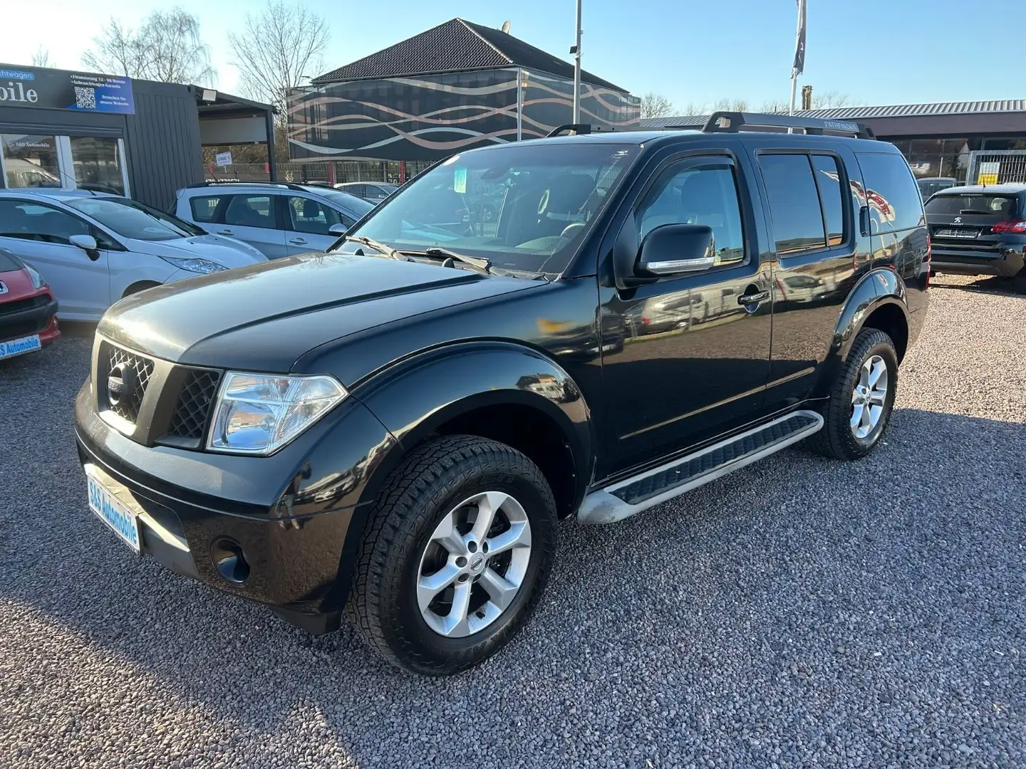 Nissan Pathfinder 2,5 dCi *7-Sitzer*4x4*Navi*Kamera*AHK Schwarz - 1