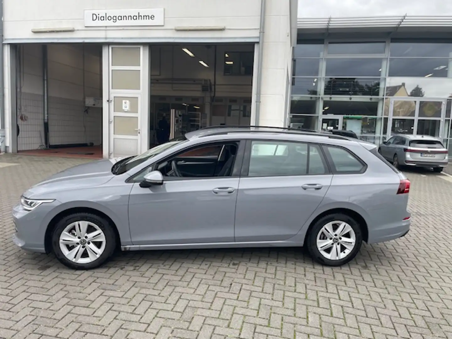 Volkswagen Golf VIII Variant 1.5TSi Life R-Kamera AHK ACC AppCo... Grau - 2