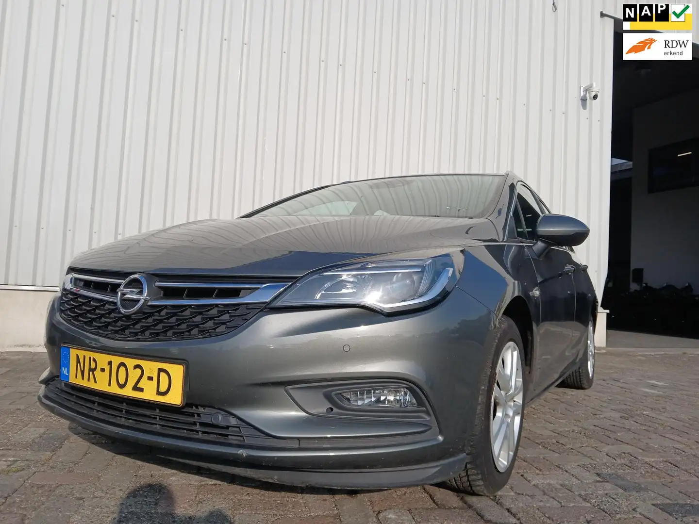 Opel Astra Sports Tourer 1.6 CDTI Business+ - Navi -- Clima - Grijs - 1