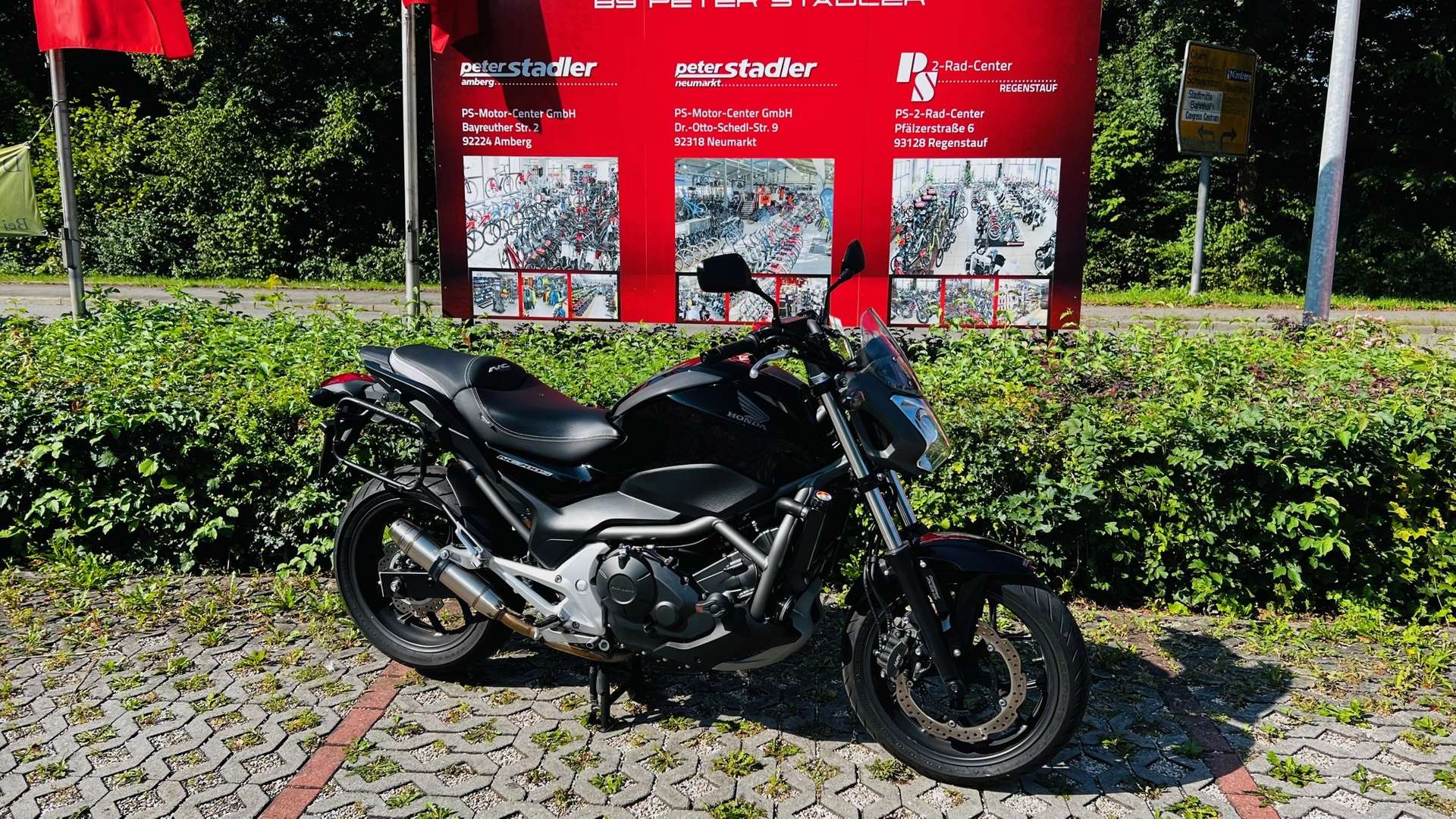 Honda NC 700 Naked Bike in Schwarz gebraucht in Amberg für € 4.190,-