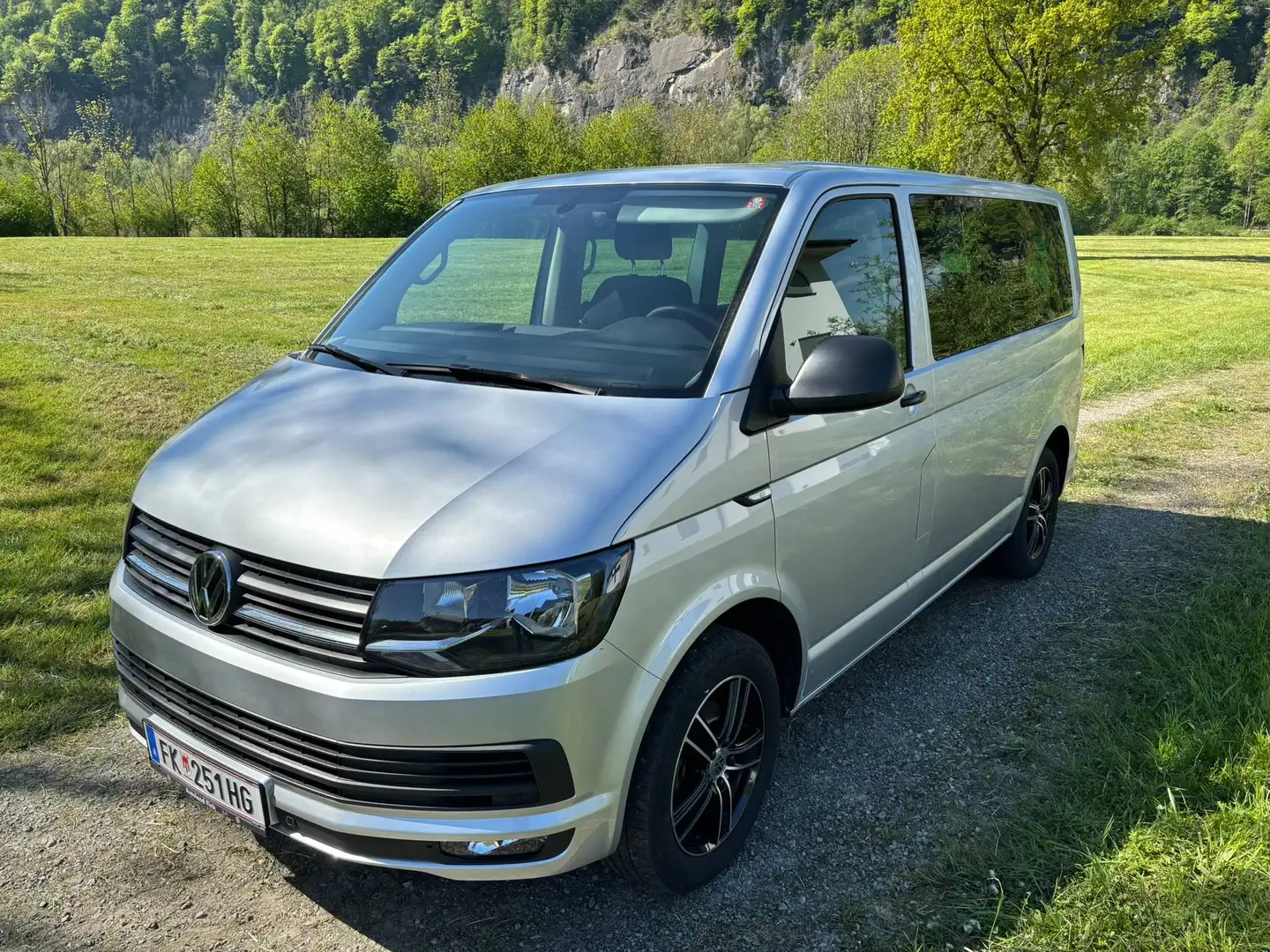 Volkswagen T6 Multivan Multivan Trendline 2,0 TDI Silber - 1