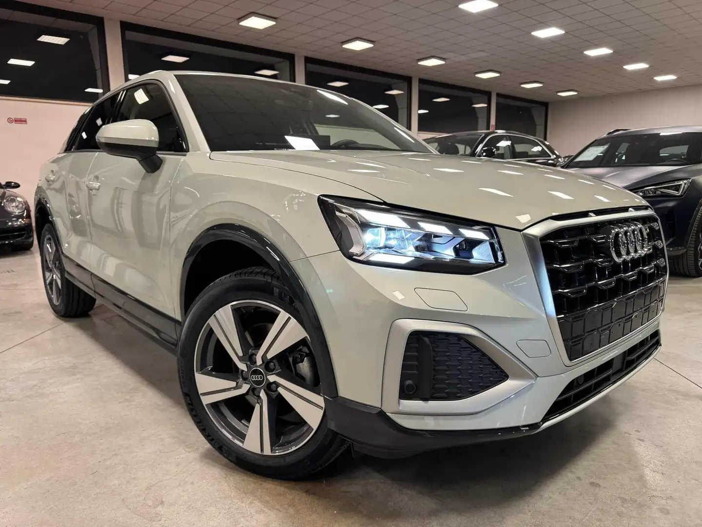 Audi Q2 35 TDI S tronic Business Advanced Argent - 2