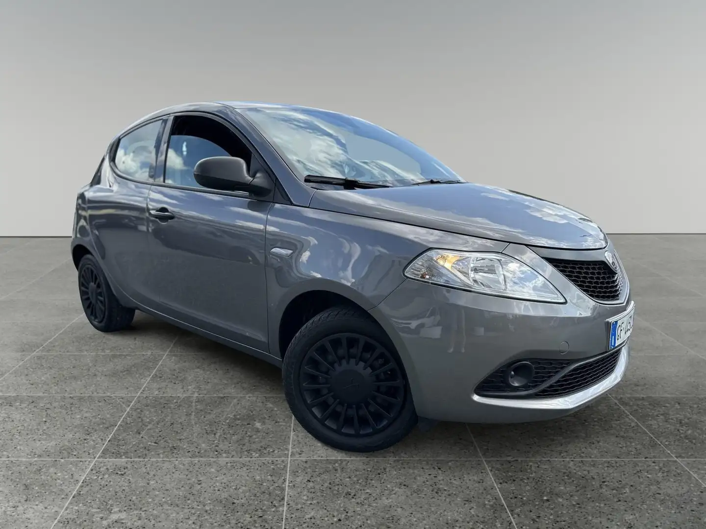 Lancia Ypsilon 1.0 FireFly 5 porte S&S Hybrid Silver Grigio - 1