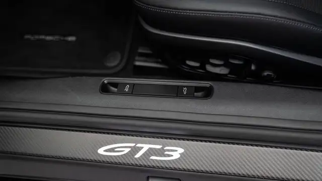 Porsche 911 view 11