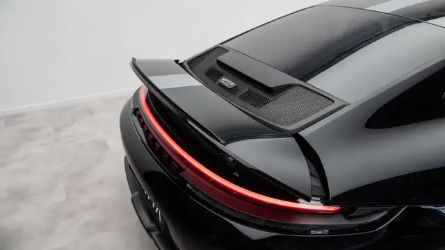 Porsche 911 view 4