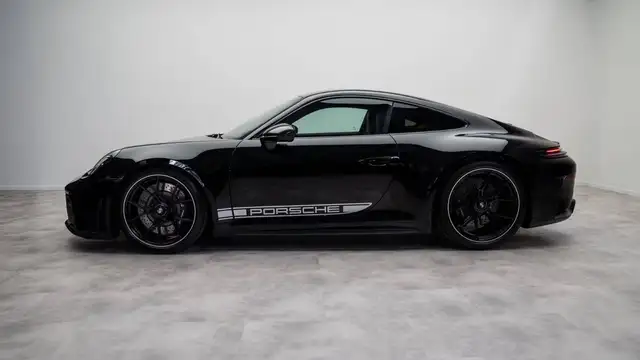 Porsche 911 view 6