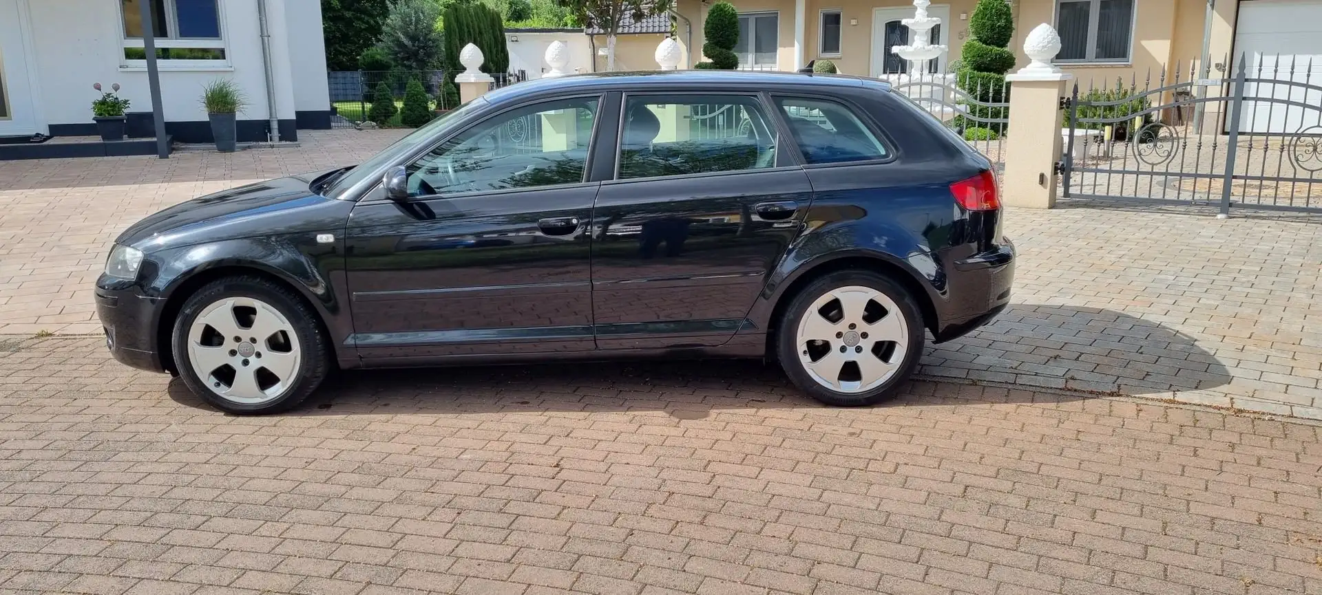 Audi A3 1.9 TDI Sportback aus 2.Hand mit 98.614 KM Schwarz - 1
