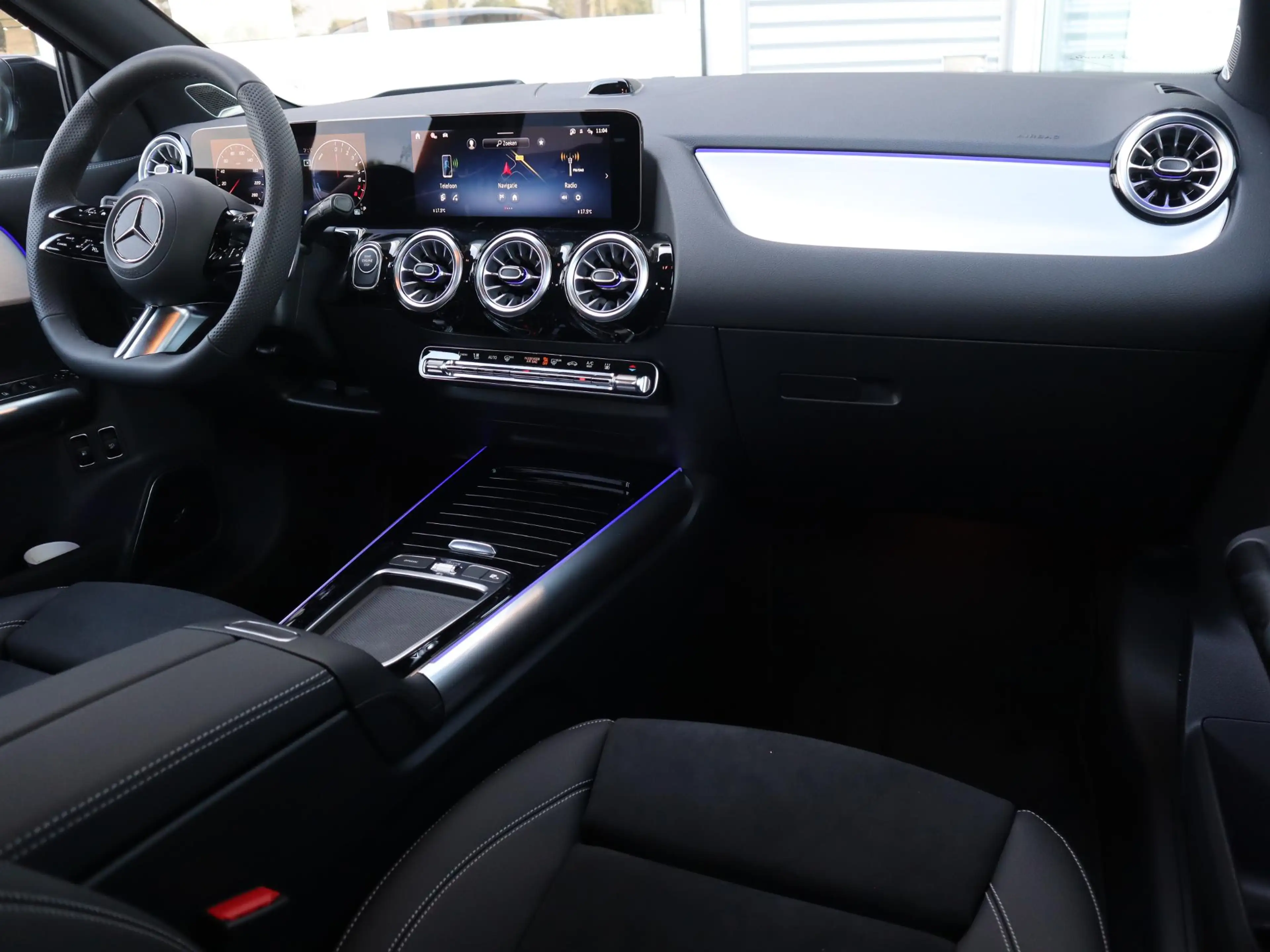 Mercedes-Benz GLA 250 e 140 Years Edition — photo 3