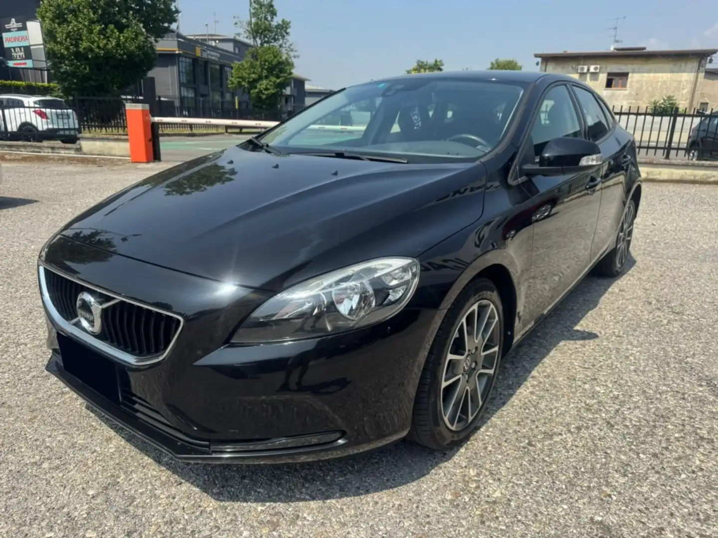 Volvo V40 D2 R-design Momentum Nero - 1